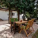 Pod Vinicemi Guest house 3*